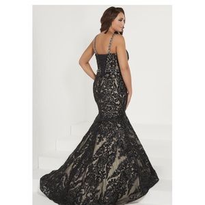 BEAUTIFUL PLUS SIZE PROM DRESS